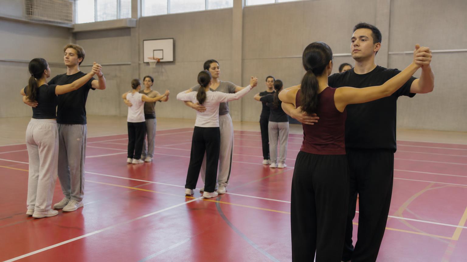 Abschlussklasse übt Paartanz in einer Berliner Schulsporthalle
