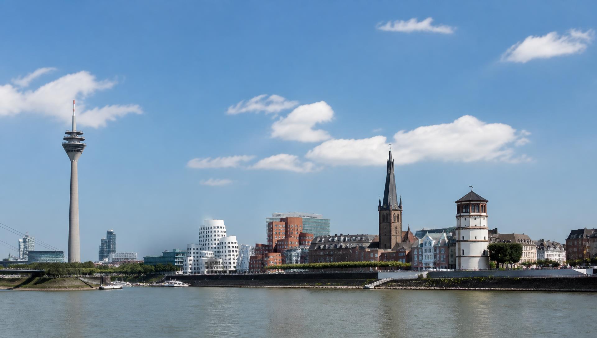 Düsseldorfer Rheinpanorama mit Rheinturm, Medienhafen, St. Lambertus und Schlossturm